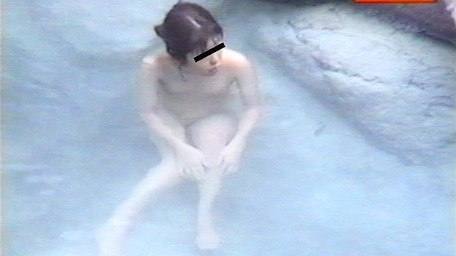 美女だけ露天風呂2