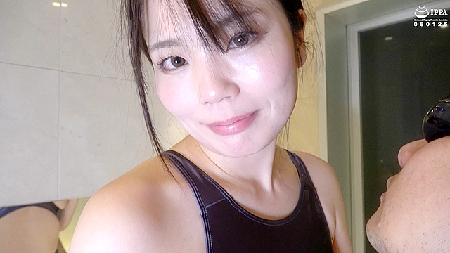 巨乳美女の濃厚な鼻フェラ唾垂らしプレイ！