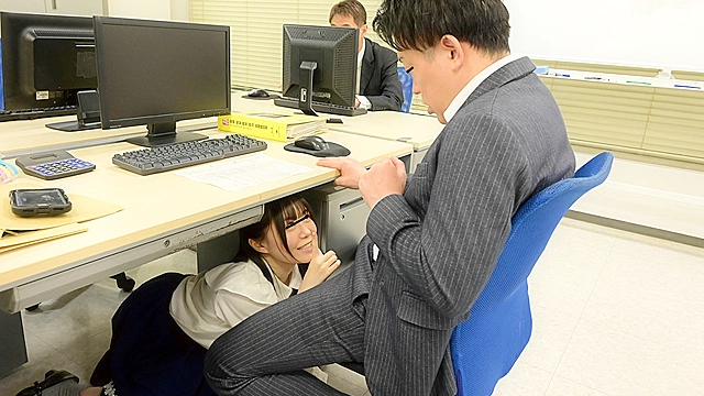 真面目だと思っていた地味で小柄な女子社員が…実はムッツリスケベのチ○ポ大好き娘！バレないように僕のチ○ポを机の下で握りしめ、勝手に手コキ＆濃厚フェラチオ！他の社員にバレちゃまずいので逃げ出すと、黙って追いかけてきて『先輩！チ○ポぶち込んでください！』と真剣な眼差しで懇願してくる、派手女よりもヤたらとエロいソソるド淫乱女だった！！