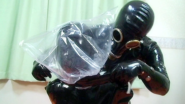 ラバーガール鉄パイプ拘束＆超呼吸制御 ～ラバー＆ガスマスク気絶編～