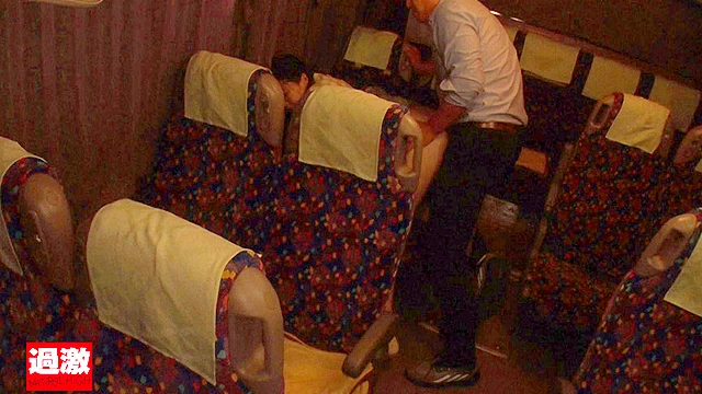 夜行バスで2人きり デカチンをねじ込まれた快感が忘れられず騎乗位中出しするまで発情腰が止まらない美尻娘 デカ尻清楚JD