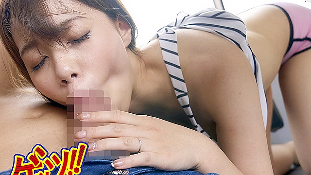 ノーブラでゴミ捨てする人妻の胸チラに興奮してしまい服の中に潜って乳首をこねくり回したらエロすぎる真下アングルから発情している奥さんが見えたので…