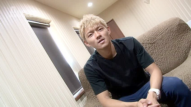 格闘家イケメンのんけがスタッフにいたずらされながらオナニー！