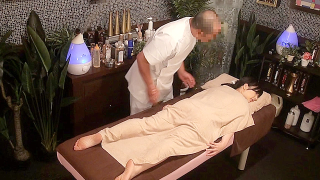 西麻布高級人妻性感オイル中出しマッサージ VIP23