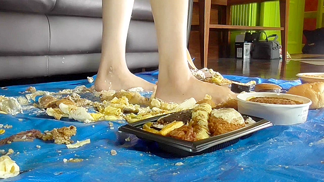 アイドル級美少女の裸足で弁当クラッシュ その4
