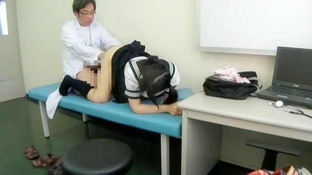 あどけなさの残る少●に陰部を露出するなりすまし医療従事者○撮2
