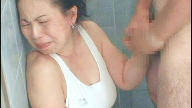 巨乳熟女にセンズリ見せつけ競泳水着
