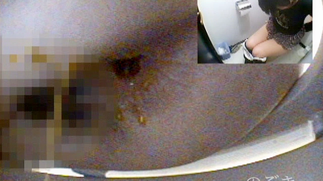 便所○撮！ イチジク浣腸を自ら注入し、排便するオンナたち