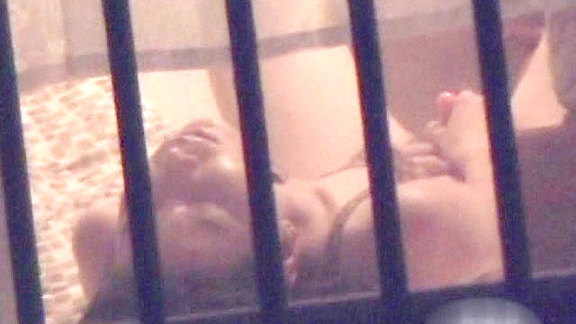 ［個人投稿］さみしい熟女の私生活を特殊な方法で隠し撮り！長時間の映像より自慰行為が撮れた女のみを厳選！もちろん無断で発売！！