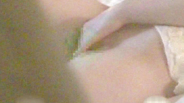 ［個人投稿］さみしい熟女の私生活を特殊な方法で隠し撮り！長時間の映像より自慰行為が撮れた女のみを厳選！もちろん無断で発売！！