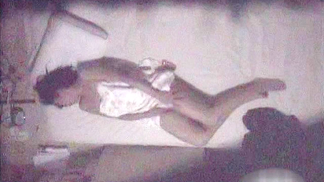 ［個人投稿］さみしい熟女の私生活を特殊な方法で隠し撮り！長時間の映像より自慰行為が撮れた女のみを厳選！もちろん無断で発売！！