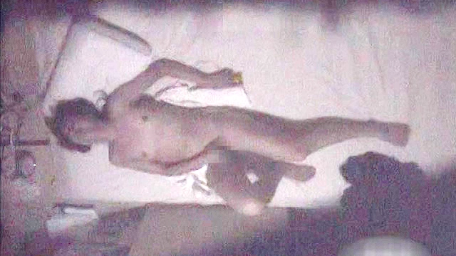 ［個人投稿］さみしい熟女の私生活を特殊な方法で隠し撮り！長時間の映像より自慰行為が撮れた女のみを厳選！もちろん無断で発売！！