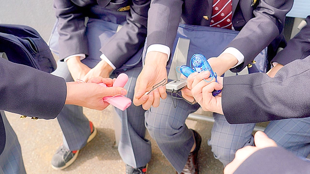 満員電車で男子学生集団の3分間イカせゲームに巻き込まれ立てなくなるほど連続アクメさせられた女