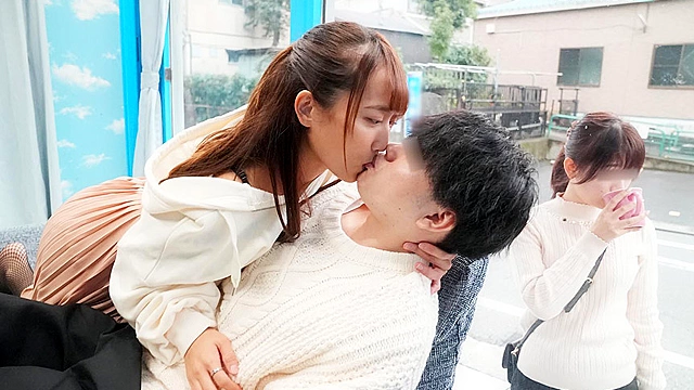 マジックミラー号 新婚夫婦NTR 「赤ちゃん欲しがってる奥さんの前で子作りしちゃおっか？」淫語手コキで生挿入を誘う倉多まおの痴女テク逆ナンパ