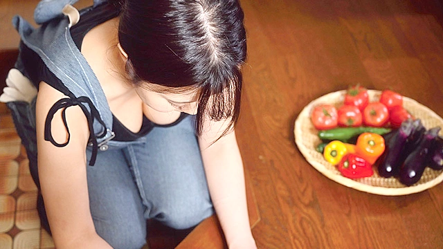 帰省先の田舎で僕が出会ったのは母の部下、敏感爆乳の人妻でした。