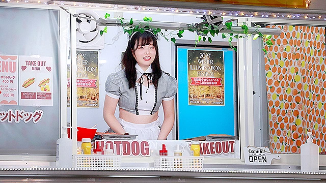 【しおり編】イルミネーションを見に来ていた冬休み中の女子大生さん 「半裸で移動販売してみませんか？」お客さんにバレないよう10分おきに過激になる下半身イジられミッションに耐えられるか！？