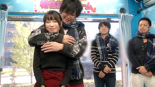 マジックミラー号 恋人が欲しい素人ユーザー3名と学園祭に居た新たな恋をしたい女子大生が本気のお見合い大作戦！男3名の中から1名を選び「見つめ合い、キスをして、欲情…」2人っきりで燃え上がり、その場で「出会って即SEX」に至るまでを全てお見せします！！2