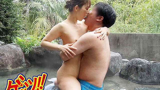 チ●ポに飢えた人妻メスワニが混浴風呂で若い男を待ち伏せ！密着れろちゅぱSEXで発情マ●コに中出しおねだり