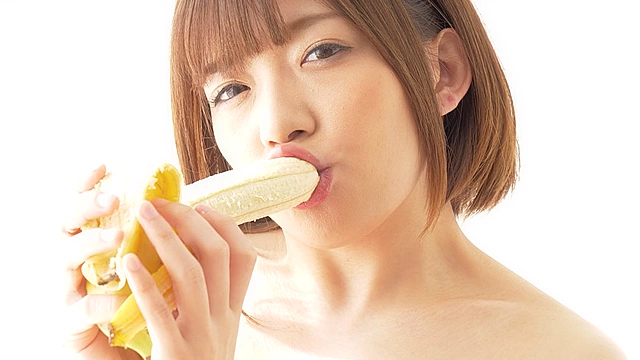【舌ベロ】大人気女優 麻里梨夏チャンの極上舌ベロでバナナ舐め！