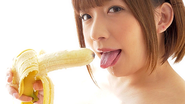 【舌ベロ】大人気女優 麻里梨夏チャンの極上舌ベロでバナナ舐め！