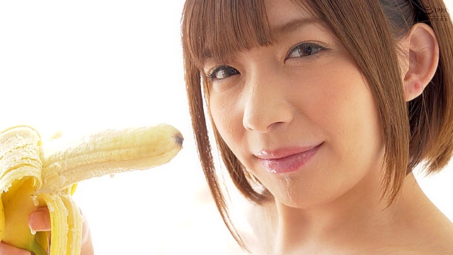 【舌ベロ】大人気女優 麻里梨夏チャンの極上舌ベロでバナナ舐め！