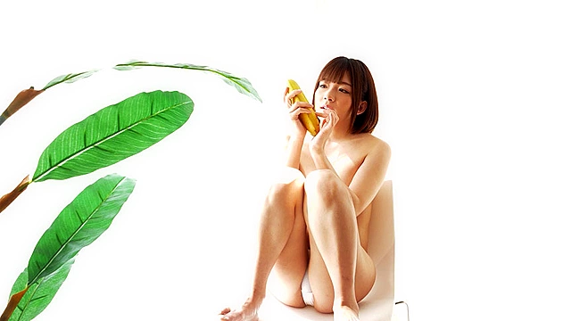 【舌ベロ】大人気女優 麻里梨夏チャンの極上舌ベロでバナナ舐め！