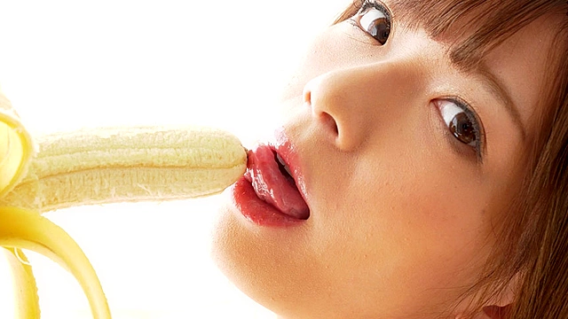 【舌ベロ】大人気女優 麻里梨夏チャンの極上舌ベロでバナナ舐め！