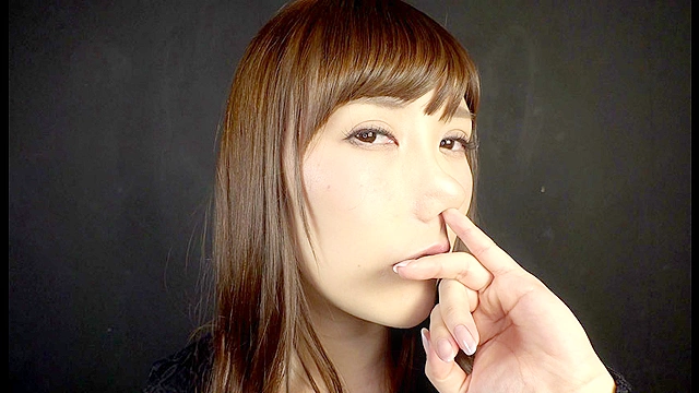 小峰みこの鼻観察＆こよりで大量くしゃみ鼻水大噴射