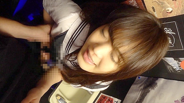 【公然痴○】過激な地下アイドルの握手会はサービス過剰でただの公然痴○