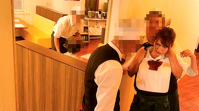 羞恥！エプロンの下はノーパンノーブラ 私、逃げ出したいくらい恥ずかしい格好でファミレスで働かされています…3