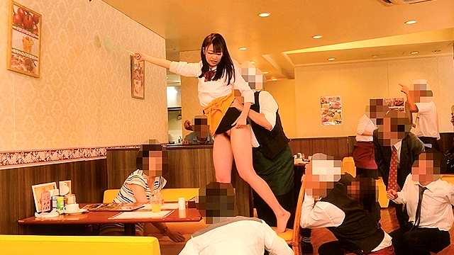 羞恥！エプロンの下はノーパンノーブラ 私、逃げ出したいくらい恥ずかしい格好でファミレスで働かされています…3
