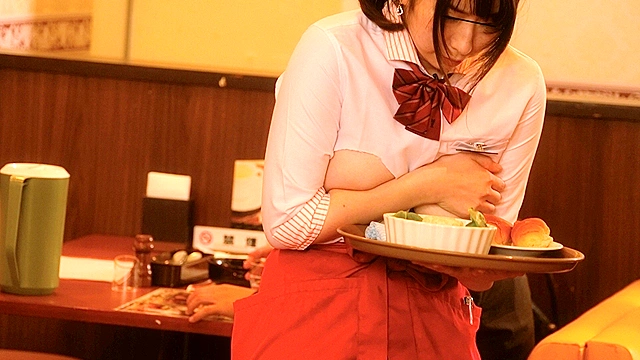 羞恥！エプロンの下はノーパンノーブラ 私、逃げ出したいくらい恥ずかしい格好でファミレスで働かされています…3