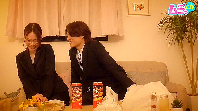 ニンゲン観察 押しに弱そうな地味メガネ同期は、チ○ポで豹変する超淫乱女子。