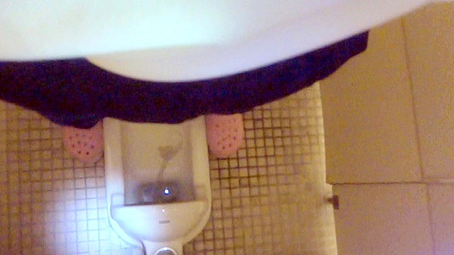 自撮りどこでもオシッコ、最後はウンコも まゆこ26歳