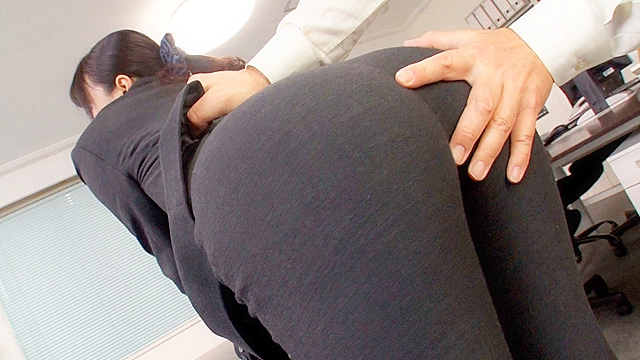 OLパンツスーツで尻ずり