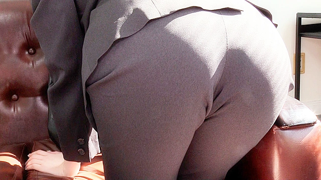 OLパンツスーツで尻ずり