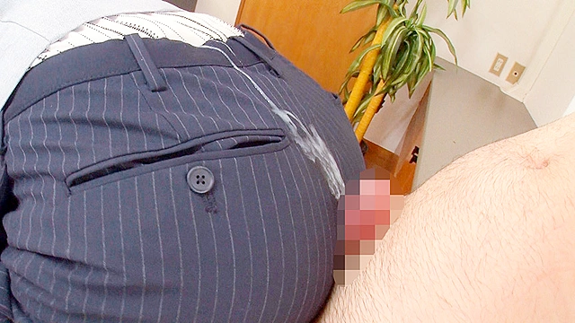 OLパンツスーツで尻ずり