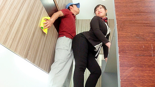OLパンツスーツで尻ずり