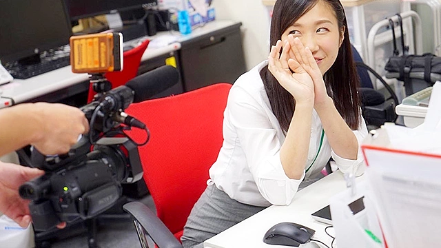 SOD女子社員 総務部入社1年目 奥原莉乃 笑顔と腕まくりがトレードマーク！どの職場にもいそうな「身近カワイイ」新卒娘、社内で恥じらい本格AV出演！！