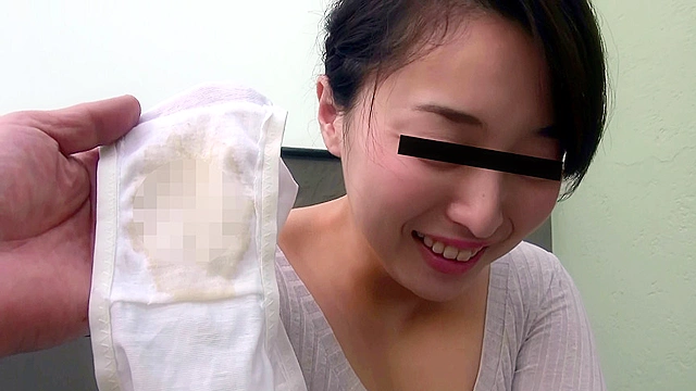 素人のオマ○コのエキスがたっぷり染み込んだ脱ぎたて生パンティーを売ってもらいました！！3