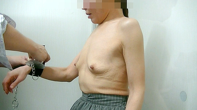 貧乳熟女 くすぐり責め