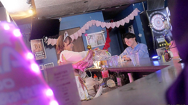 Q.深夜3時、ワンオペのコンカフェ嬢に僕ら男3人はナニをシたでしょうか？ 三葉ちはる