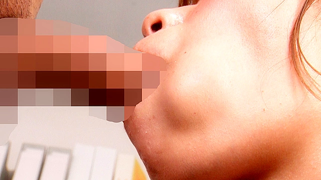 竿を喉奥に咥え込みながら顔動かさずに舌で亀頭かき混ぜ続けるフェラチオ