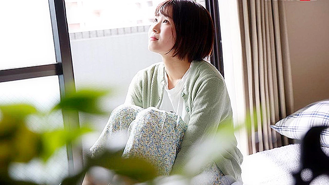 普段は鉄工所に勤務する素朴な女の子なのにSEXになると激変。号泣＆絶叫イキ！こんなAV debut見たことない。 幾田まち