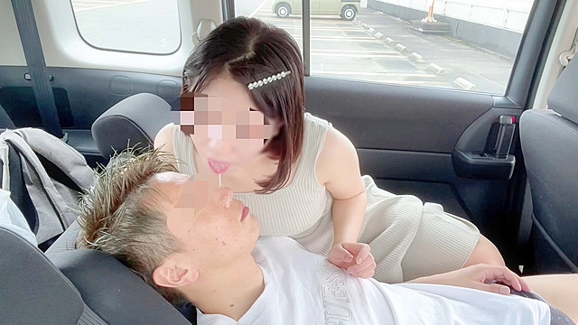 大傑作！！【車内フェチプレイ大全】異常すぎるシーン満載！M男の顔はあいちゃんの唾液まみれ。恐ろしい鼻フェラと唾液攻め。そんなベタベタな顔に凄まじい絞め落とし。そして最後は車内で男の潮吹き！