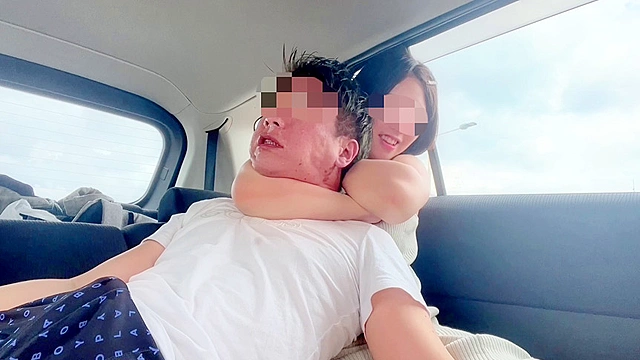 大傑作！！【車内フェチプレイ大全】異常すぎるシーン満載！M男の顔はあいちゃんの唾液まみれ。恐ろしい鼻フェラと唾液攻め。そんなベタベタな顔に凄まじい絞め落とし。そして最後は車内で男の潮吹き！
