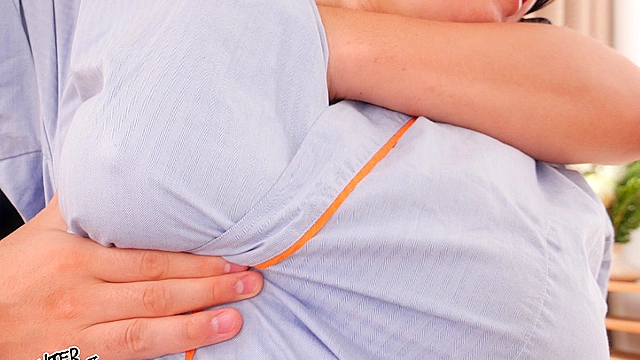 絶妙タッチのおっぱいマッサージでおばさんが夢中になる巨乳中出し整体院