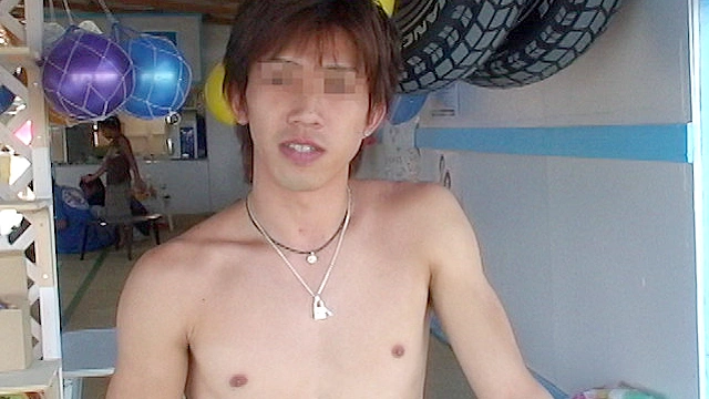 海の家で働く湘南イケメンを脱がす！筋肉質の体とデカチンに釘付！