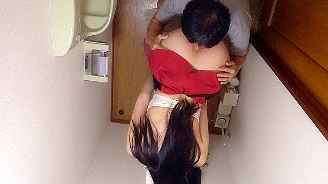 昼間から家呑みしている姉達が酔っぱらって発情！？僕たちは誘惑されて女の性欲処理に使われちゃった！！