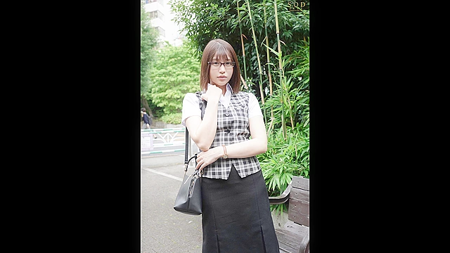 経理のまひろちゃんは、SNSで絶倫チ○ポたちを集める性獣ビッチだった。 唯井まひろ